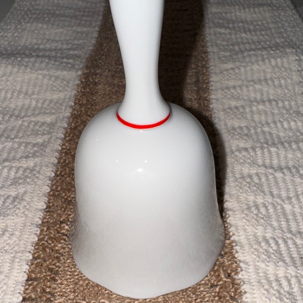Fine Porcelain Christmas Festive White Dinner Bell With Holly Design Made Japan - Picture 3 of 4